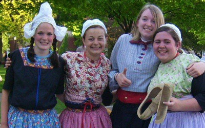 Dutch kids in traditional dress, Image Credit: annemarievanl on flickr