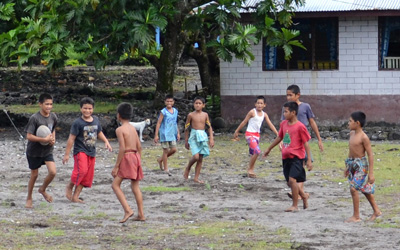 Samoan kids playing a game outside, photo credit Simon_sees on Flickr