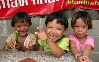 Thai kids pointing and laughing, photo credit spotter_nl on Flickr