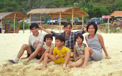 Vietnamese family on beach, photo credit upyernoz on Flickr